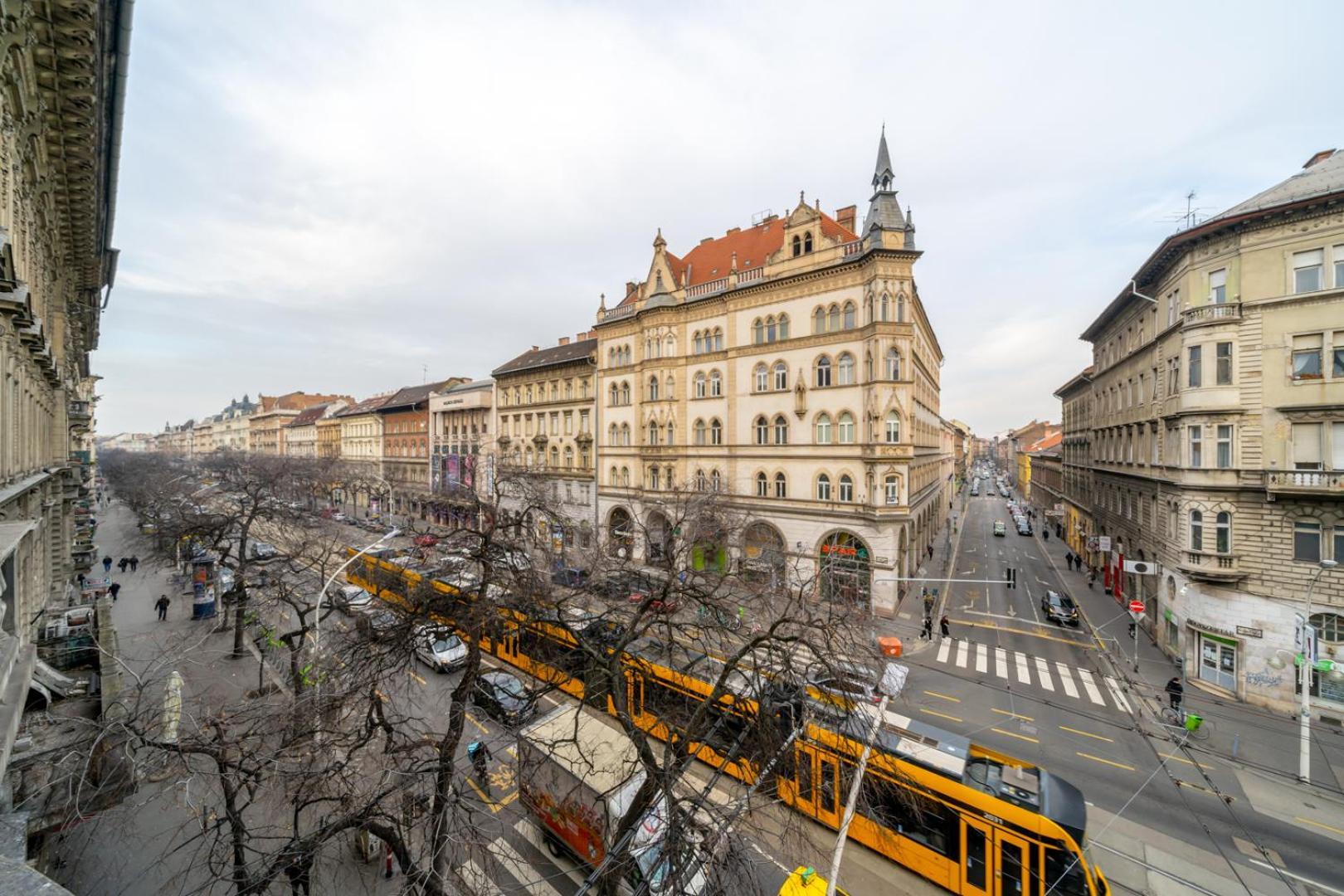 Downtown Delight - Erzsebet Blvd - 13 Ppl Apartment Budapest Luaran gambar